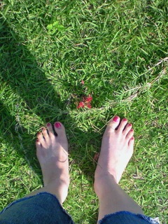 裸足は気持ちイイ